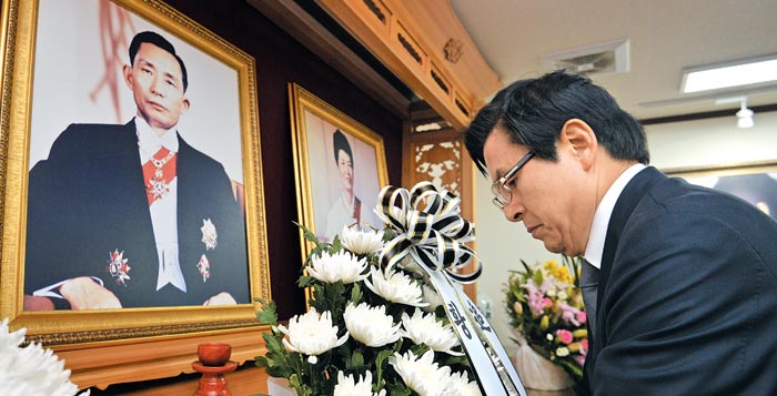 자유한국당 당대표 경선 출마를 선언한 황교안 전 국무총리가 9일 오후 경북 구미 박정희 전 대통령 생가를 찾아 헌화하고 있다.