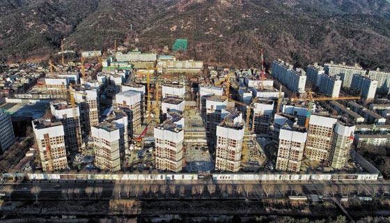 정부의 고분양가 규제를 피하기 위해 최근 후분양을 결정한 과천주공1단지 재건축 공사 현장.