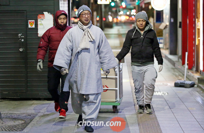 지난 9일 새벽, 탄경(앞) 스님과 네팔인 봉사자들이 노숙인에게 간식을 전하기 위해 종로를 걷고 있다. 