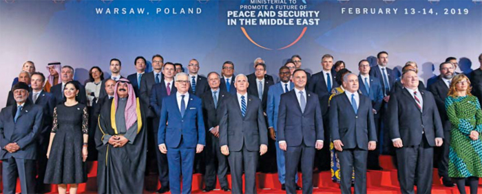 美가 주도한 65개국 ‘反이란 전선’ - 13일(현지 시각) 폴란드 바르샤바에서 열린 ‘중동 평화와 안보 증진을 위한 장관급 회의’ 행사장에서 마이크 펜스(앞줄 왼쪽에서 다섯째) 미 부통령, 안제이 두다(여섯째) 폴란드 대통령, 베냐민 네타냐후(일곱째) 이스라엘 총리, 마이크 폼페이오(여덟째) 미 국무장관 등 각국 참석자들이 기념사진을 찍고 있다. 미국과 폴란드 주도로 14일까지 열린 이 행사에 65국 외무부 장차관들이 참석해 중동 지역에서 이란의 영향력을 차단하는 방안을 집중 논의했다. 
