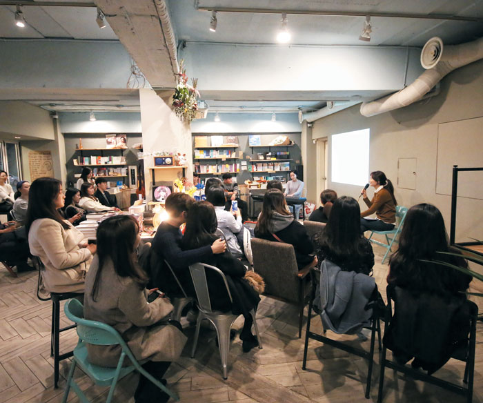 김소영 아나운서가 진행하는 '북콘서트'를 듣고 있는 롯데백화점 문화센터 학생들.