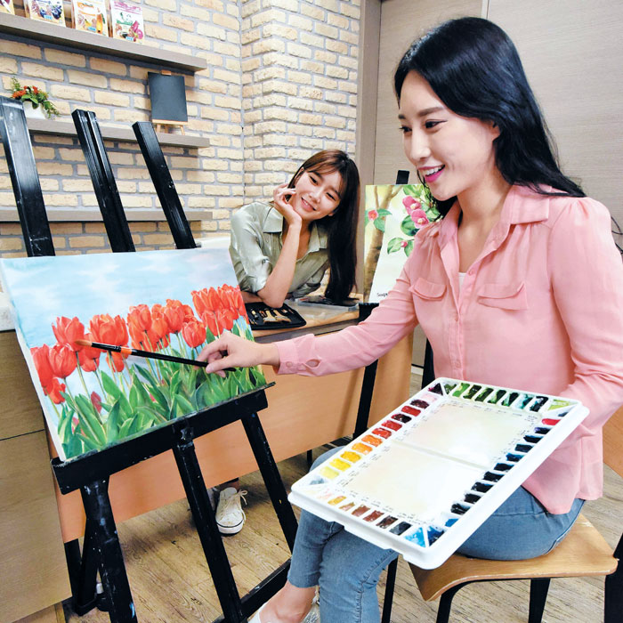 홈플러스 서울 강서점 문화센터에서 미술 강의를 수강 중인 직장인 여성들.