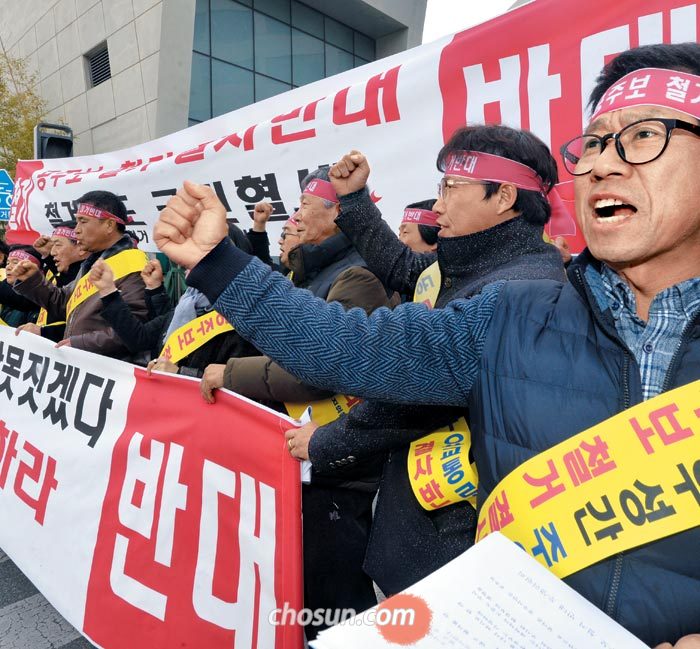 정부가 22일 공주보(洑)를 비롯한 금강과 영산강의 3개 보를 철거한다고 발표하자 농민 등으로 구성된 공주보철거반대추진위원회 관계자들이 이날 오후 정부 세종청사 환경부 앞에서 집회를 열었다.