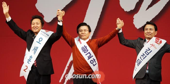 자유한국당의 2·27 전당대회를 앞두고 22일 오후 경기 성남실내체육관에서 열린 수도권·강원 합동연설회에서 당대표에 출마한 오세훈·황교안·김진태(왼쪽부터) 후보가 단상에서 손을 맞잡고 인사하고 있다.