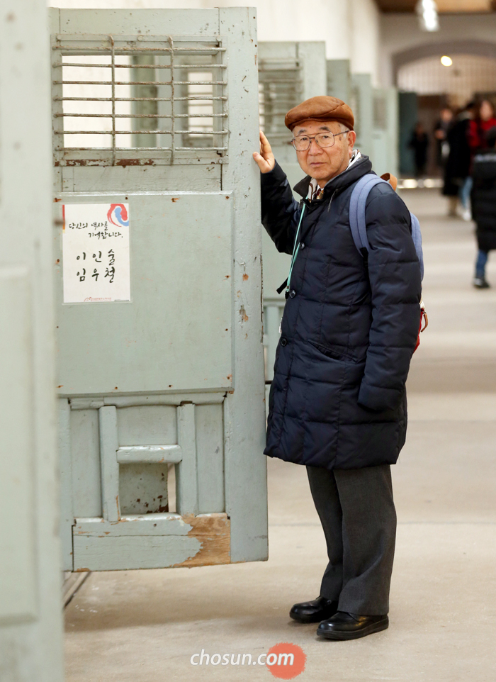 22일 서울 서대문형무소역사관을 둘러본 사사카와 노리카쓰 일본 국제기독교대학 명예교수가 독립 운동을 하다 옥고를 치른 이인술·임우철 선생의 이름이 적힌 수용실 문을 붙잡고 있다.