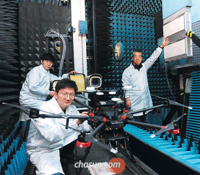 지난 20일 한화시스템 용인연구소에서 김건우 수석연구원과 김훌륭·이성제(왼쪽부터 시계 반대 방향으로) 연구원이 드론 감시 레이더 1차 시제품 분석 작업을 벌이고 있다. 김 수석연구원이 손을 대고 있는 부분이 드론 감시 레이더이다.