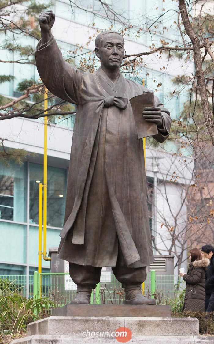 서울 조계사 옆 수송공원에 서 있는 이종일 선생 동상.