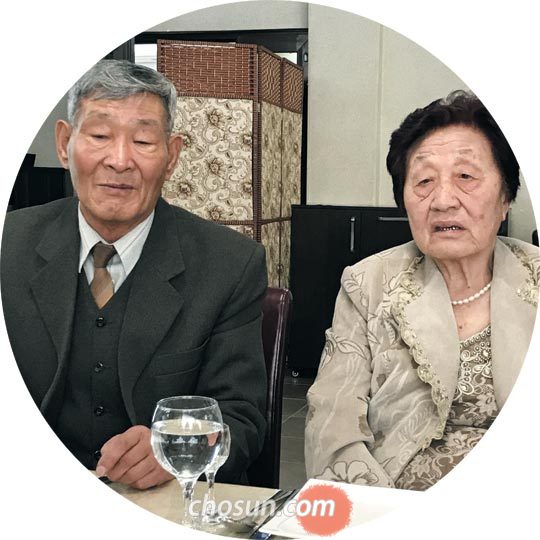 고려인 2세 박 일리야(왼쪽)씨와 허에브다니아씨가 부모로부터 들은 초기 정착 시절에 대해 이야기하는 모습