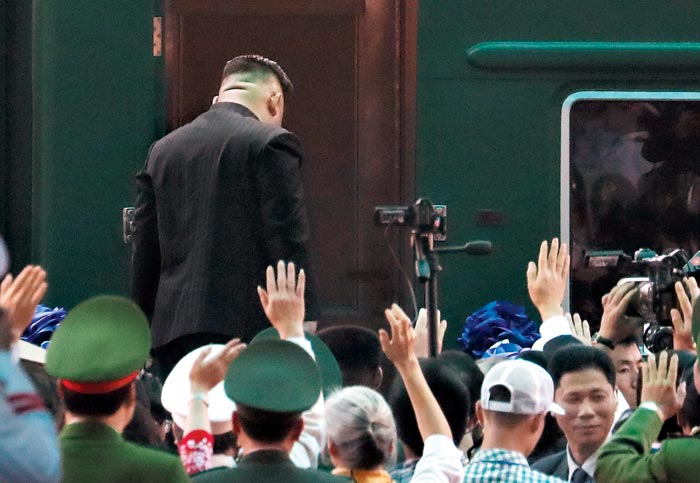 베트남에서의 일정을 마친 김정은 북한 국무위원장이 2일(현지 시각) 오후 베트남 랑선성 동당역에서 귀국하는 전용 열차에 탑승하고 있다.