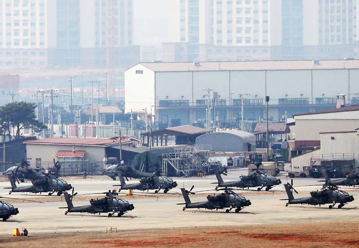 3일 오후 경기도 평택시 미8군사령부 캠프 험프리스에 미군 헬기들이 계류돼 있다.