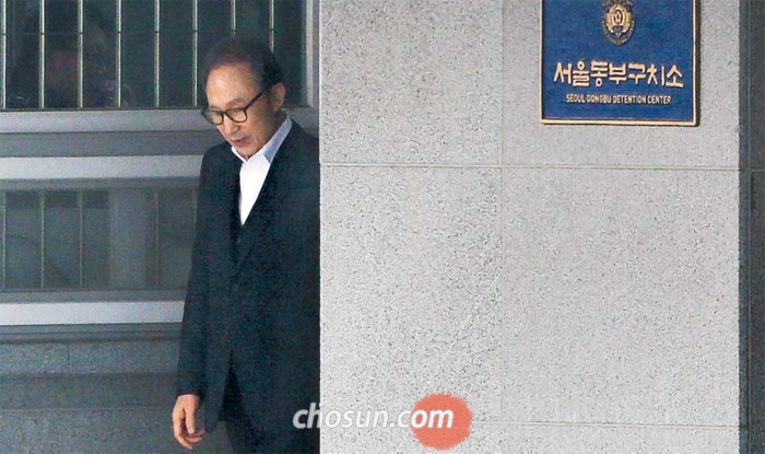 6일 이명박 전 대통령이 구속된 지 349일 만에 보석을 허가받고 서울 송파구 동부구치소를 나오고 있다. 석방 후 주거지는 서울 논현동 사저로 한정되고 외출도 제한된다. 자택 구금과 유사한 조건이다.