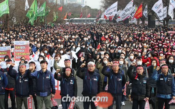 국회 앞에 모인 민노총 조합원 6일 서울 국회의사당 앞에서 열린 ‘민주노총 총파업·총력투쟁 대회’에 참가한 민노총 조합원들이 구호를 외치고 있다.