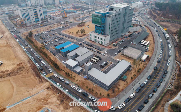 불법 주차장으로 변한 행정타운 도로 - 6일 행정기관이 밀집한 경기 의정부시 광역행정타운 인근 도로에 차량 수백대가 불법 주차돼 있다. 일부 민원인 차량도 있지만 상당수는 미세 먼지 비상 저감 조치에 따른 차량 2부제로 청사 주차장에 못 들어간 공무원 차량이었다.