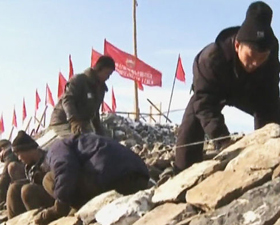 지난 2015년 12월 백두산 발전소 건설 현장에서 북한 군인들이 작업하는 모습.