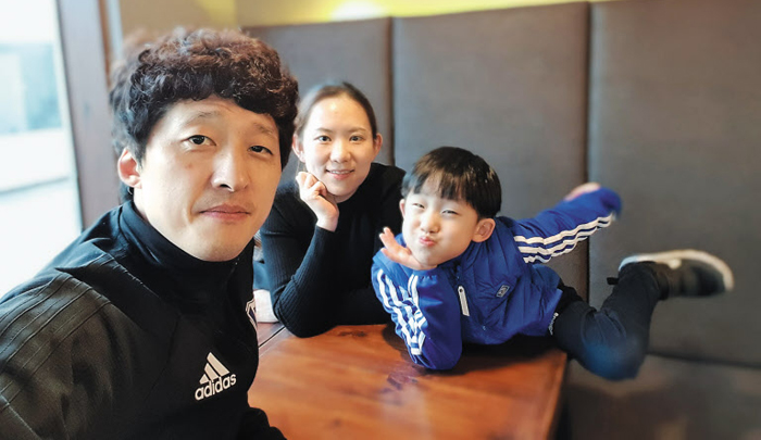 유희원(가운데)씨가 올해 초등학교 1학년이 된 아들, 남편과 함께 단란한 한때를 보내고 있다. 유씨는 “아이 할머니·할아버지, 회사와 동료, 유치원 선생님들의 도움으로 경력 단절 없이 일을 계속해 나갈 수 있었다”고 했다.