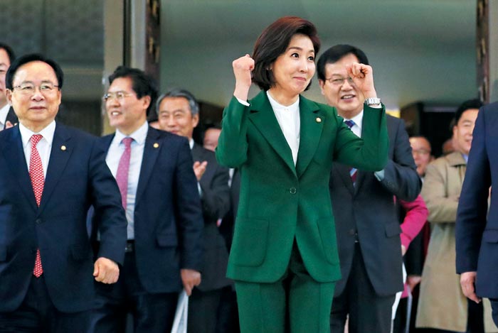 자유한국당 나경원(가운데) 원내대표가 12일 교섭단체 대표 연설을 마치고 국회 본회의장을 나서면서 자기 이름을 연호하는 사람들을 향해 주먹을 쥐어 보이고 있다.