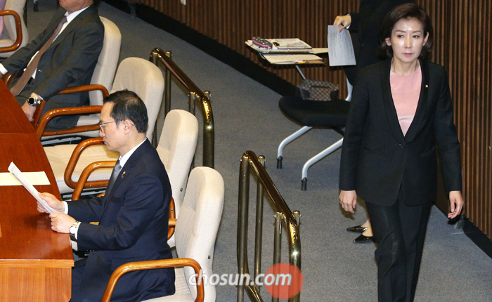 국회 교섭단체 대표 연설로 더불어민주당의 반발을 샀던 자유한국당 나경원(오른쪽) 원내대표가 13일 국회 본회의장에서 민주당 홍영표 원내대표 뒤를 지나가고 있다. 이날 민주당은 나 원내대표 징계안을, 한국당은 이해찬 민주당 대표와 홍 원내대표에 대한 징계안을 국회 윤리위에 제출했다. 여야가 같은 날 동시에 상대 지도부를 윤리위에 제소한 것은 처음이다.