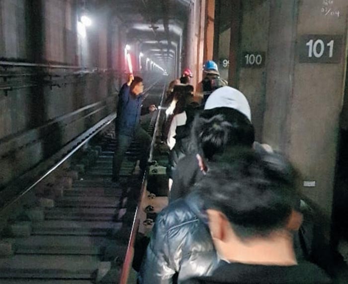 퇴근길 7호선 탈선… 도봉산역 터널서 300명 걸어서 대피 - 조선일보 > 사회 > 사건사고 퇴근길 7호선 탈선… 도봉산역 터널서 300명 걸어서 대피