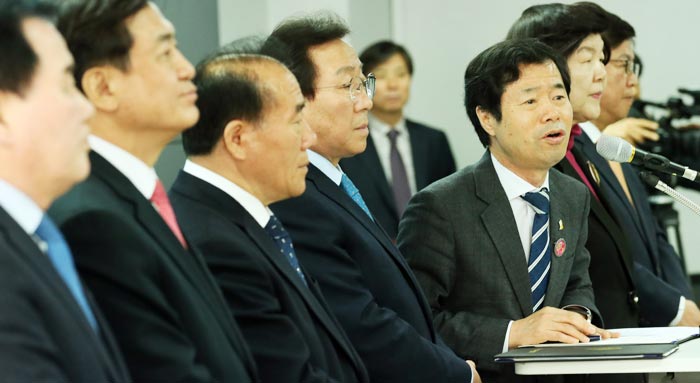 14일 김승환(오른쪽 셋째) 전북교육감 등 전국 시도교육감이 세종시에서 기자회견을 열고