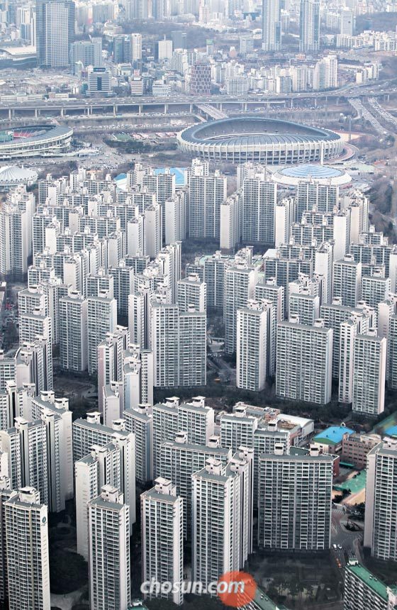 14일 서울 송파구 롯데월드타워에서 내려다본 서울 도심에 아파트와 공동주택이 빼곡히 들어서 있다.