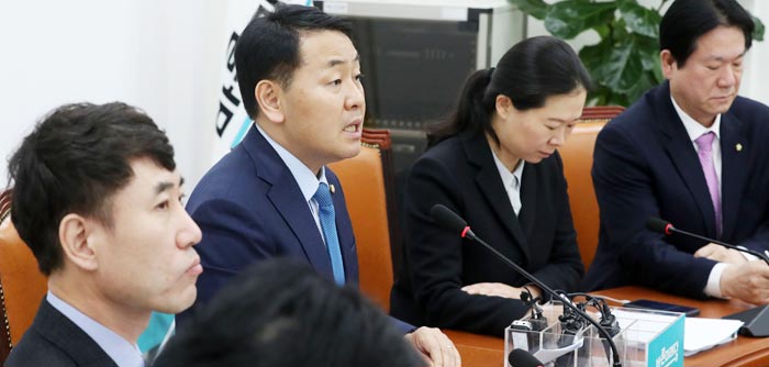 바른미래당 김관영(왼쪽에서 둘째) 원내대표가 14일 오전 국회에서 열린 당 원내정책회의에 참석해 모두 발언을 하고 있다.