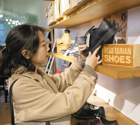 독일 베를린의 비건 신발 매장 '아베수'에서 비건 구두를 살펴보고 있는 탐험대원 김현진씨.