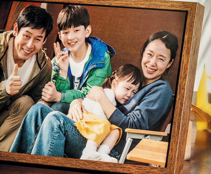 정일(맨 왼쪽)과 순남(맨 오른쪽)은 아들 수호를 잃고 메마른 일상을 견디며 살아간다.
