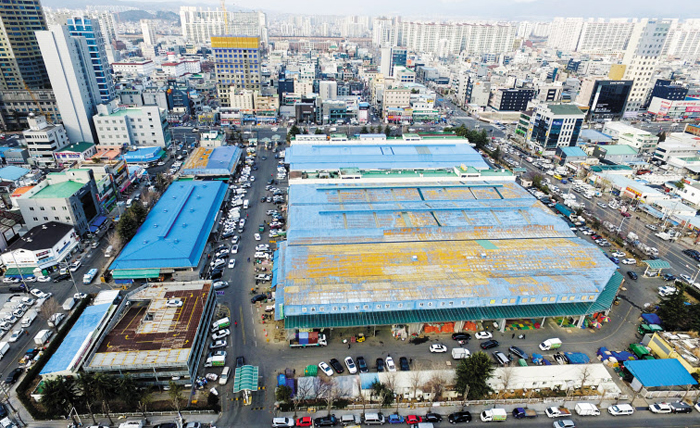 지난 1월 화재 발생 전 울산 남구 농수산물도매시장 전경. 1800억원을 투입해 새로 짓는다.