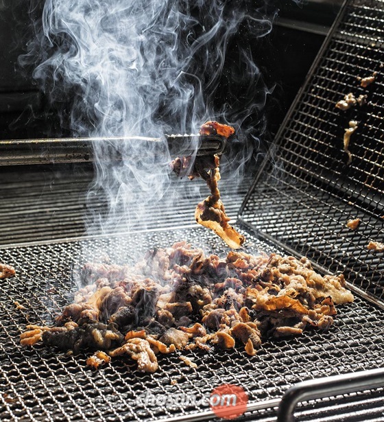 얇게 썰어 조선간장 양념에 숙성시킨 돼지고기를 석쇠 위에서 빠르게 섞어가며 구워내는 이 집의 대표 메뉴 ‘돼지불백’