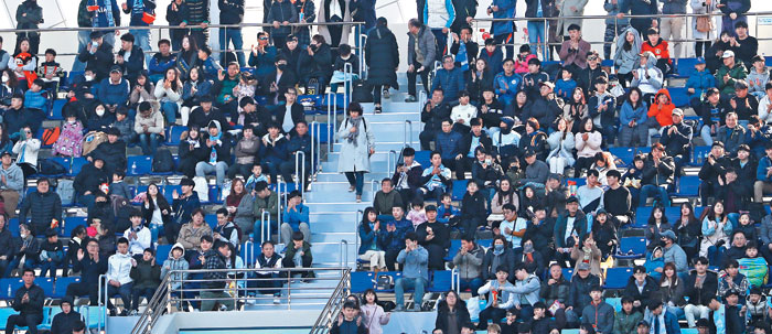 지난 17일 대구FC와 울산현대의 K리그 경기가 열린 DGB대구은행파크에서 자리에 앉지 못한 관중이 난간에서 경기를 관람하고 있다.