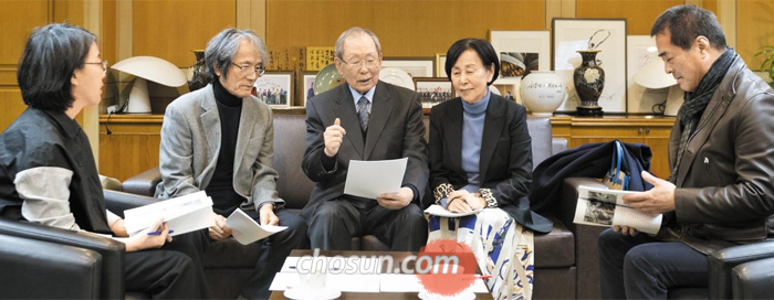 지난 11일 열린 심사 장면. 오른쪽부터 프로듀서 박명성, 배우 손숙, 평론가 유민영(위원장), 평론가 김윤철, 김윤덕 조선일보 문화부장.