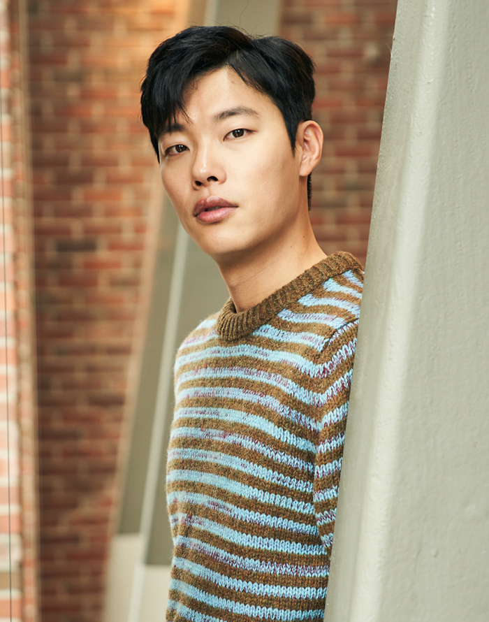배우 류준열은 “비슷한 역할이라도 내 방식대로 독특하게 비틀어 연기하기 위해 노력한다”고 말했다.
