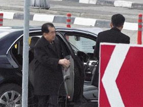 러시아 간 김창선은 블라디보스토크로 - 김창선(왼쪽) 북한 국무위원회 부장이 23일(현지 시각) 러시아 모스크바 셰레메티예보 공항에 도착해 차에서 내리고 있다.