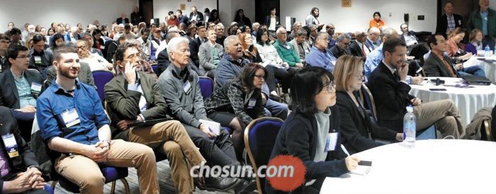 지난달 워싱턴 DC에서 열린 전미과학진흥협의회(AAAS) 연례 회의의 'AI의 사회적 영향' 토론장이 참석자들로 붐비고 있다.