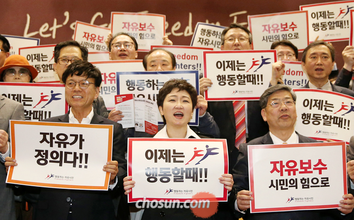 27ì¼ ìì¸ êµ­íììíê´ìì ì´ë¦° ìë¯¼ë¨ì²´ âíëíë ìì ìë¯¼â ì¶ë²ììì ì°¸ê°ìë¤ì´ í¼ì¼ì ë¤ê³  êµ¬í¸ë¥¼ ì¸ì¹ê³  ìë¤. ìì¤ ì¼ìª½ë¶í° ê³µëëíì¸ ì´ë³í êµì, ì´ì¸ì£¼ ìì, ìì¤ëª¨ êµì. 