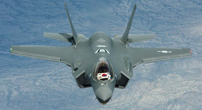 태극기 달고 온 F-35A… 한국, 세계 8번째 스텔스 전투기 보유국 - 대한민국 공군의 첫 스텔스 전투기인 F-35A 2대가 29일 충북 청주 17전투비행단에 도착했다. 이로써 우리 군은 미국·일본 등에 이어 세계 8번째 스텔스 전투기 보유국이 됐다. F-35A는 적 레이더에 탐지되지 않는 스텔스 능력을 바탕으로 지원 전력 없이 원하는 시간·장소에 은밀히 침투해 목표물을 선별적으로 타격할 수 있는 전략 무기다. 사진은 기체 앞쪽에 태극기를 단 F-35A 스텔스기가 지난 22일(현지 시각) 미국 애리조나주 루크 공군기지를 출발해 한국으로 비행하는 모습.