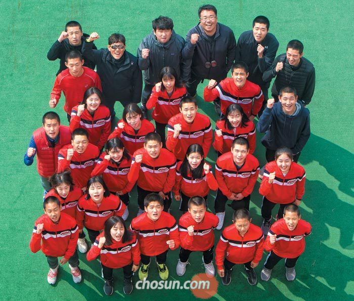 서울체고 장동영(뒷줄 왼쪽에서 둘째) 감독과 선수단이 지난 30일 대회 폐막 후 경주 코오롱호텔에서 파이팅을 외치는 모습.