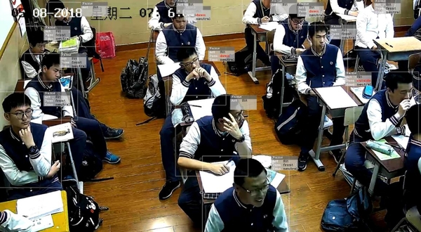 상탕커지가 개발한 AI 교재로 공부를 하는 상하이 스시 고등학교의 AI 교육 모습. /여시재