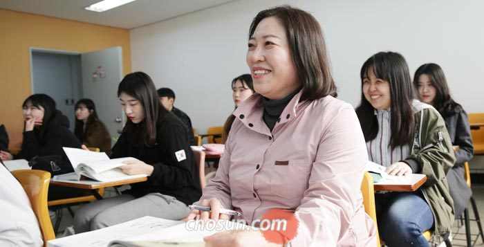 2일 경기도 여주시 여주대에 다니는 박현순(50)씨가 보건행정학 수업 도중 활짝 웃고 있다. 박씨는 올해 3월 이 대학에 19학번으로 입학해 자식뻘 학생들과 함께 공부하고 있다.