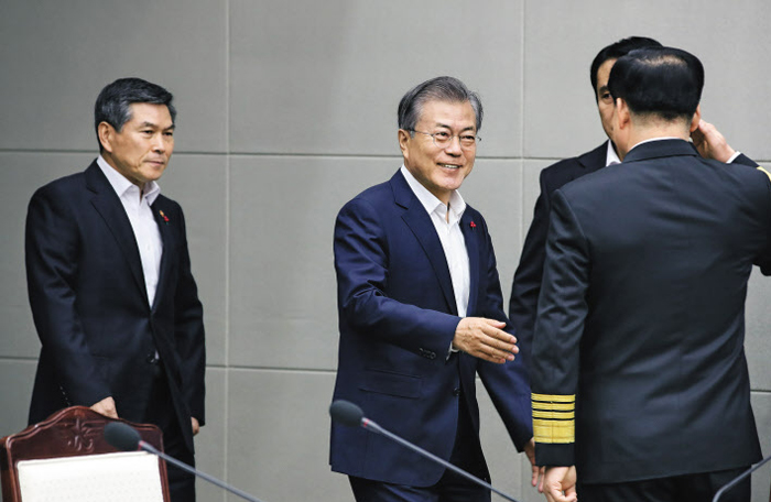 작년말 국방부 업무보고에 입장하는 문재인 대통령과 정경두 국방장관 문재인 대통령이 작년 12월 20일 국방부 ‘2019 업무보고’ 참석을 위해 정경두(왼쪽) 국방장관과 서울 국방부 청사에 들어서고 있다. 문 대통령은 이날 ‘9·19 남북군사합의’ 이행 부서인 북한정책과를 찾아 직원들을 격려했다. 