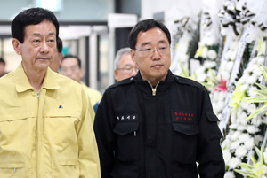 6일 김철수(오른쪽) 속초시장이 진영 행정안전부 장관과 함께 산불로 숨진 김모씨를 조문하기 위해 장례식장에 마련된 빈소로 들어가고 있다.