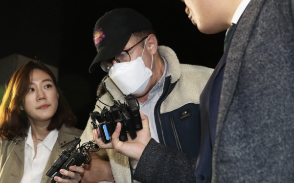 마약류 관리에 관한 법률 위반 혐의로 체포된 방송인 하일(미국명 로버트 할리) 씨가 9일 오전 경기도 수원시 경기남부지방경찰청 사이버수사대에서 조사를 마친 후 수원남부경찰서 유치장으로 입감되고 있다./연합뉴스