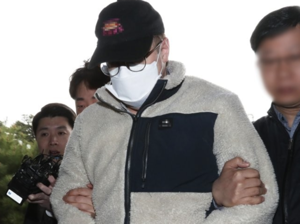 지난 8일 마약류 관리에 관한 법률 위반 혐의로 체포된 방송인 하일(미국명 로버트 할리) 씨가 9일 오전 경기도 수원시 경기남부지방경찰청에 조사를 받기 위해 압송되고 있다. /연합뉴스