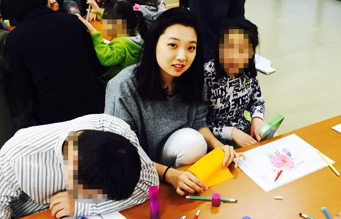 부산의 복지 시설 '선아원'에서 바보클럽 회원들이 봉사 활동을 하고 있는 모습.