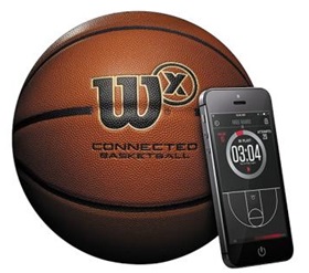 센서가 삽입된 ‘윌슨 X 커넥티드 농구공’. 스마트폰 앱과 연결해 슛 성공률, 선수의 움직임 등을 분석할 수 있다.