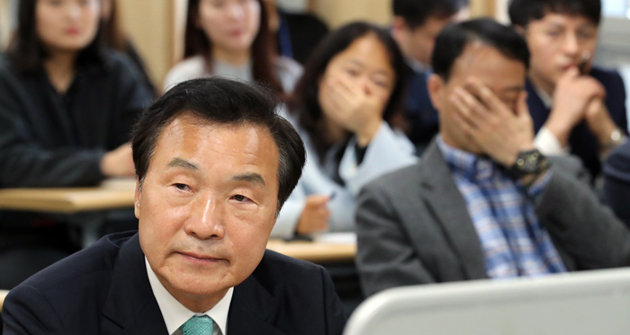 당내에서 퇴진 요구를 받고 있는 바른미래당 손학규 대표가 서울 여의도 당사에서 열린 사무처 회의에서 굳은 표정으로 앉아 있다. 손 대표는 이날 “극좌·극우를 표방하는 사람들은 그리로 가라”고 했다.