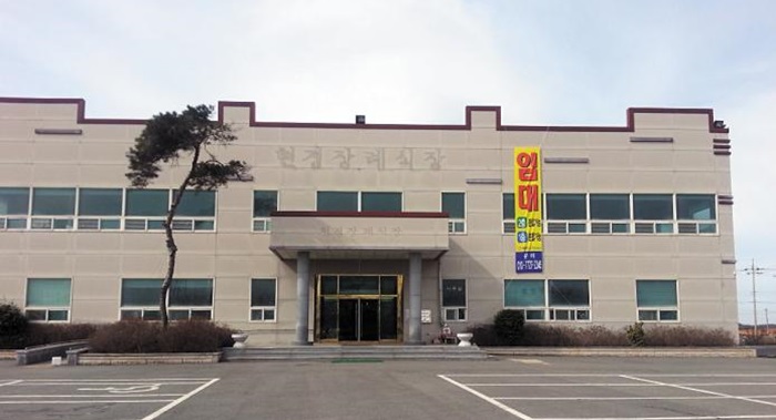 전남 무안군 현경장례식장. 최근 폐업한 이 장례식장은 주차장까지 텅텅 비어 있다. 지방에는 고령화로 인한 인구 감소로 ‘곧 죽을 사람마저 없어 장례식장까지 문을 닫는 일이 벌어질 것’이라는 말이 나온다. 조선일보 DB