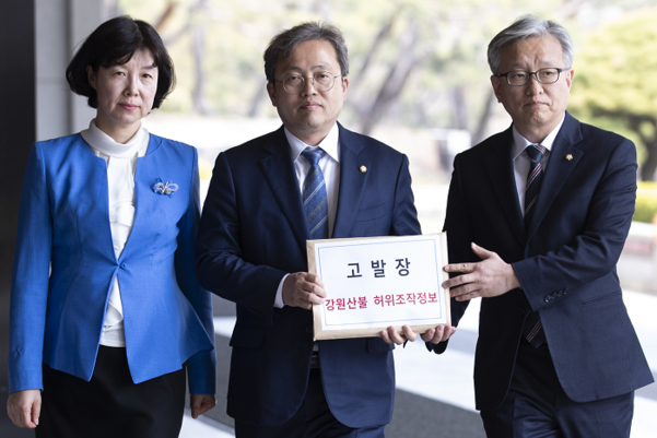 더불어민주당 권칠승(오른쪽) 의원과 더불어민주당 송기헌(가운데) 의원 등이 강원 산불 허위 조작 정보 관련 고발장을 접수하기 위해 12일 오후 서초구 서울중앙지검에 들어서고 있다./연합뉴스