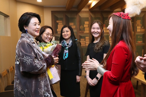 김정숙 여사가 지난 2월 22일 용산 국립중앙박물관에서 '황금인간의 땅, 카자흐스탄’특별전을 관람하기에 앞서 한국-카자흐스탄 다문화 가정에서 태어난 현대무용가 손수정 씨, 고려인 동포, 재한 카자흐스탄 국민과 간담회를 하고 있다. /연합뉴스