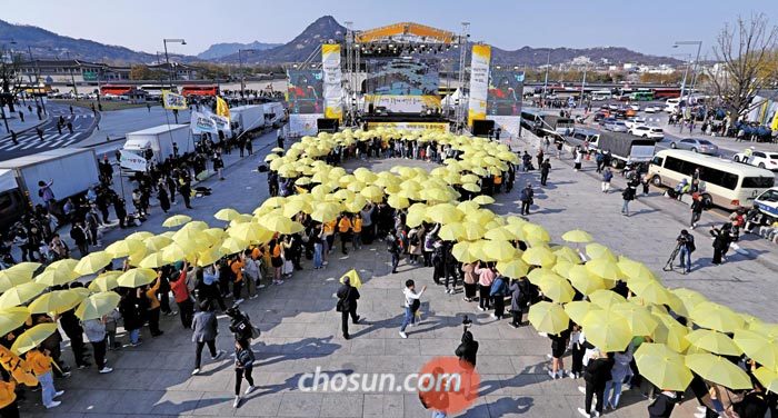 내일은 '세월호 5주기'… 광화문에 거대한 노란 리본